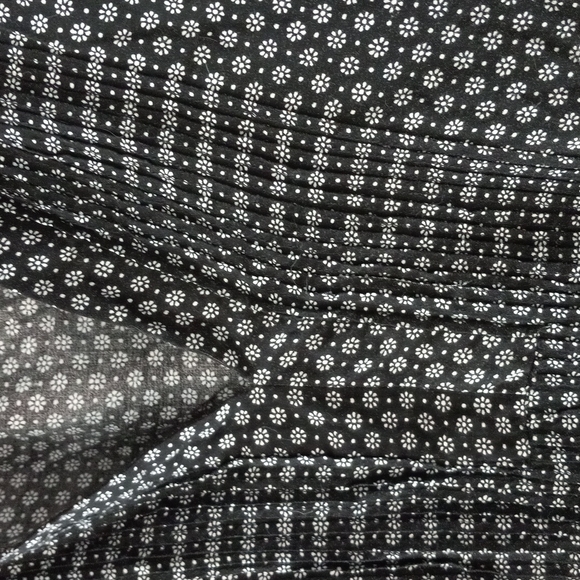 Old Navy Black & White Flower Print V-Neck With Pleated Chest, Ho-Lo Hem - Picture 4 of 10